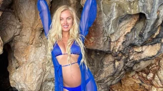 Τζούλια Νόβα | Ποζάρει με μπικίνι και φουσκωμένη κοιλίτσα ανακοινώνοντας την εγκυμοσύνη της