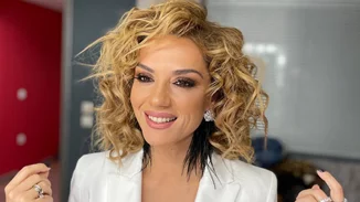 "Εσύ μπορείς να το κάνεις αυτό;" | Η Εύα Τσιμιτσέλη "τρολάρει" τη μητέρα της, Βάσω Λασκαράκη