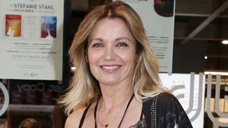 Εντυπωσιακή σε βραδινή έξοδο | Η Παναγιώτη Βλαντή με slip dress και πέδιλα σε neon χρώμα