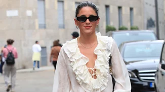 Τα φθινοπωρινά outfits που μπορείς να δημιουργήσεις με ένα τζιν παντελόνι σύμφωνα με τις Γαλλίδες