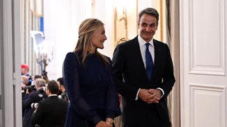 Τα κάλαντα της Πρωτοχρονιάς από τη Μάνη άκουσε ο πρωθυπουργός Κυριάκος Μητσοτάκης με την κόρη του