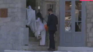 Τόνια Σωτηροπούλου | Τα πρώτα πλάνα από το MI-RŌ νυφικό της και το κεντημένο με πέρλες πέπλο