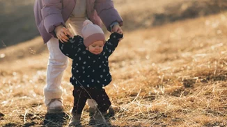 Η Ελένη Τσολάκη μόλις δέχτηκε τα τέλεια παπούτσια για την κόρη της – Είναι από ελληνικό brand