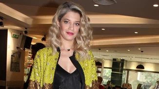 Αγαπάς τα floral μοτίβα; Η Τζένη Θεωνά φόρεσε το τέλειο floral φόρεμα για την εποχή