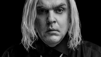 Ο Αντώνης Λουδάρος μεταφέρει στη σκηνή την ιστορία της trans Γερμανίδας που επιβίωσε σε ένα ασφυκτικό πλαίσιο