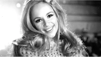 Αλίκη Βουγιουκλάκη | Με old money χτένισμα στο Παρίσι στα μέσα της δεκαετίας του '60