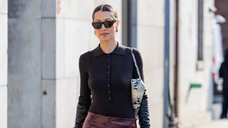 Οι κομψές midi φούστες από τη Zara που θα φοράς συνεχώς το φθινόπωρο