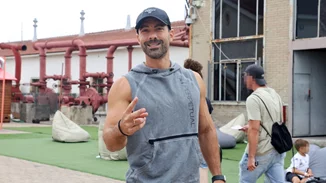 Σάκης Τανιμανίδης | Παίζει μπάσκετ με τον Σταύρο Σβήγκο στο πατρικό του στη Θεσσαλονίκη