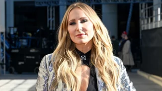 H Nikki Glaser επιστρέφει στην παρουσίαση των Golden Globes 2026