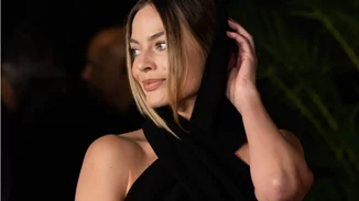 Margot Robbie | Η εμφάνιση στο κόκκινο χαλί με τη μητέρα της που είναι εξίσου εντυπωσιακή