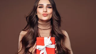 Τα χριστουγεννιάτικα δώρα που θα έκανε μια beauty editor στην καλύτερή της φίλη