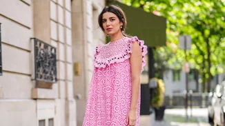 Η λευκή τσάντα με κεντήματα από Stradivarius που θα κρατούσε μία Γαλλίδα στην παραλία