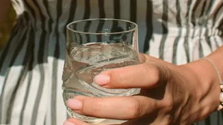 Τι είναι το water fasting; Μπορεί να βοηθήσει στην απώλεια κιλών;