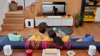 Ψάχνεις το επόμενο gadget για το σαλόνι σου; Βρήκαμε πως θα το κάνεις να μοιάζει με αίθουσα κινηματογράφου