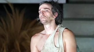 Τι γυρεύει ο Άρης Σερβετάλης με πατερίτσες και κολάν στο κέντρο της Αθήνας;