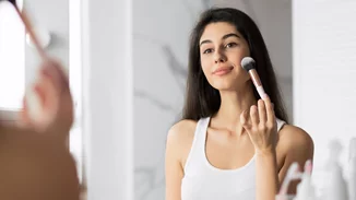 Οι πούδρες που θα κρατήσουν την επιδερμίδα σου ματ ακόμα και εν μέσω καύσωνα