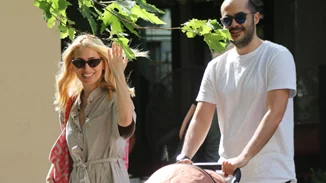 Μαρία Ηλιάκη - Στέλιος Μανουσάκης | Βόλτα στο κέντρο της πόλης με την κόρη τους, Κατερίνα (pics)