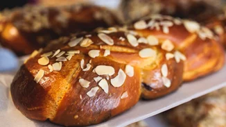 Πασχαλινά τσουρέκια χωρίς ζύμωμα και χωρίς μίξερ | Η πιο εύκολη και λαχταριστή συνταγή από την Αργυρώ Μπαρμπαρίγου