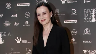 Βραβεία Ίρις 2024 | Το total black σύνολο της Καρυοφυλλιάς Καραμπέτη