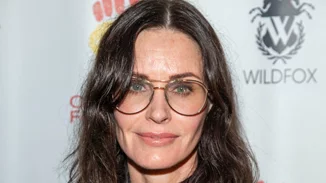 Courteney Cox | Έπαιξε το διάσημο τραγούδι των "Friends" στο πιάνο