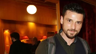 Η στιγμή που η αστυνομία φτάνει στο θέατρο μετά τη φάρσα του Σπύρου Χατζηαγγελάκη που τον οδήγησε στο κρατητήριο (φωτο)