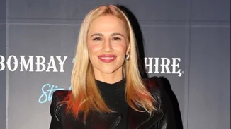 Hot and sexy | H Νάντια Μπουλέ με δερμάτινο κολάν και crop top