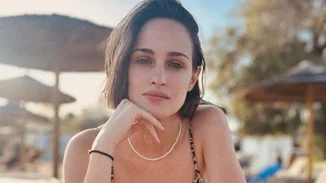 "Μοναδική ομορφιά" | Χαμογελαστή στα βράχια η Μαρία Βοσκοπούλου