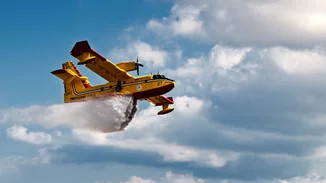 Φωτιά στην Κερατέα | "Εξουδετερώθηκε" Canadair στο Σούνιο, λόγω... εισρόφησης πτηνού - Επέστρεψε στη βάση