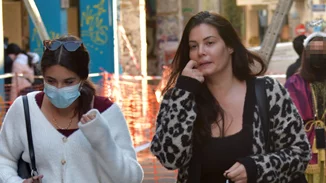 Μαρία Κορινθίου | Βόλτα με την έφηβη κόρη της, Ισμήνη, που την έφτασε στο ύψος