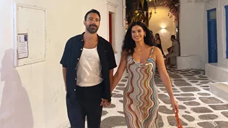 Ο Σάκης Τανιμανίδης απαθανατίζει τη Χριστίνα Μπόμπα να παίζει κουτσό με τις κόρες τους | Η φωτογραφία με τη Ματούλα Τανιμανίδη