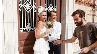 Εβελίνα Παπούλια | Σε πάρτι με βραδινό φόρεμα και crocs