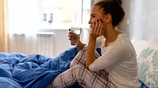 Τελικά πρέπει να πίνεις νερό το πρωί; Τι λένε οι ειδικοί