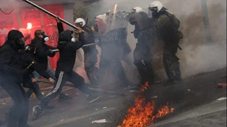 Μολότοφ, πέτρες και τραυματίες στο κέντρο της Αθήνας - Βούλιαξε η Ελλάδα για τα Τέμπη