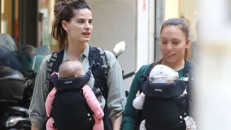 Χριστίνα Μπόμπα | Βόλτα με τις δίδυμες κόρες της στο κέντρο της Αθήνας