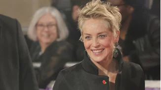 Κάτι ανάμεσα σε φόρεμα και παλτό: Η νέα εμφάνιση της Sharon Stone, χρίζει αντιγραφής