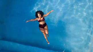 Τα plus size μαγιό που θα αναδείξουν με τον πιο κομψό τρόπο τις καμπύλες σου