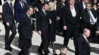 Εmmanuel Macron | Οι κάμερες κατέγραψαν την Βrigitte να χαστουκίζει τον Γάλλο πρόεδρο