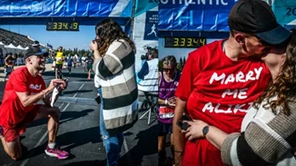 39ος Μαραθώνιος | Έτρεξε 42χλμ και έκανε πρόταση γάμου στον τερματισμό - "Αλίκη, παντρέψου με" [εικόνες]