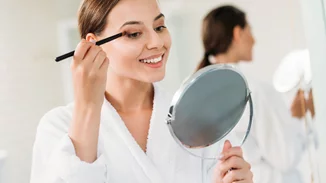 Pretty eyes | Πώς θα πετύχεις φυσικό εφέ ανόρθωσης ματιών μόνο με μια σκιά