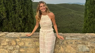 Η τρυφερή αγκαλιά της Αμαλίας Κωστοπούλου με τον σύντροφό της | Οι φωτογραφίες από τις διακοπές τους