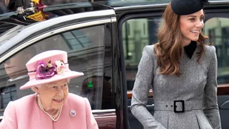 Kate Middleton | To γλυκό δώρο που είχε κάνει στη βασίλισσα Ελισάβετ τα πρώτα Χριστούγεννα που πέρασαν μαζί