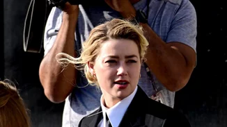 Amber Heard | Ξέχασε την κάμερα στην αίθουσα του δικαστηρίου και έδειξε τα πραγματικά της συναισθήματα