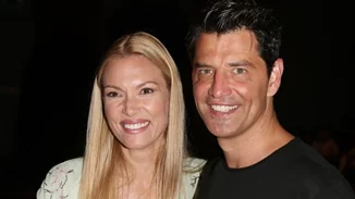 32 χρόνια πριν | Βίκυ Καγιά και Σάκης Ρουβάς ποζάρουν αγκαλιά - Εκείνος ήταν 20 κι εκείνη 14