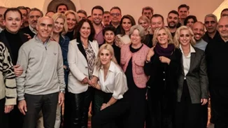 ΣΥΡΙΖΑ | Η οικογενειακή φωτογραφία των Σπετσών - Μήνυμα ενότητας μετά το Σαββατοκύριακο στο σπίτι του Κασσελάκη