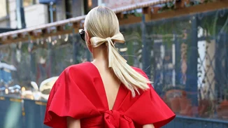 Τέλος οι φιόγκοι | Αυτό είναι το αξεσουάρ μαλλιών που φοράνε τώρα όλα τα beauty girlies