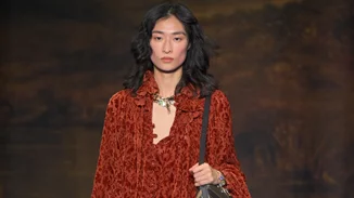 Το βελούδο επέστρεψε | Πώς θα υιοθετήσεις την τάση που προτείνουν οι οίκοι για τη σεζόν Φθινόπωρο/Χειμώνας 2025-2026