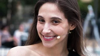 Η Φωτεινή Αθερίδου φωτογραφίζει τον 4χρονο γιο της να ταΐζει των 5 μηνών αδερφό του