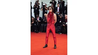 Timothée Chalamet | Η εμφάνιση στη Βενετία με εξώπλατο top που έκανε τους fans του να τον 'προσκυνούν' για ακόμα μια φορά