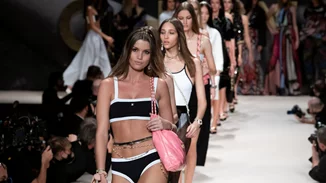 Chanel SS22 | Tα beauty looks των μοντέλων ήταν ο ορισμός της σέξι κομψότητας