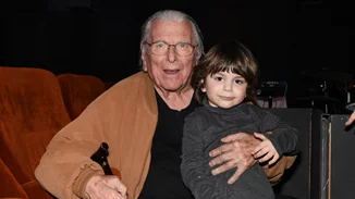 Τιμητική βραδιά για τον Κώστα Βουτσά - Η απίστευτη ομοιότητα με τον γιο του, Φοίβο